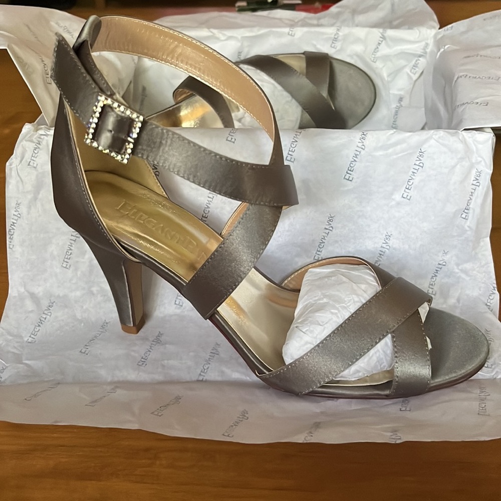 Brand: Elegant Park.        Size: 7.5.           Material: Satin